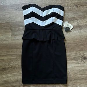 Forever 21  size S 77%polyester 19% rayon 4%spandex. Lining: 100%polyester